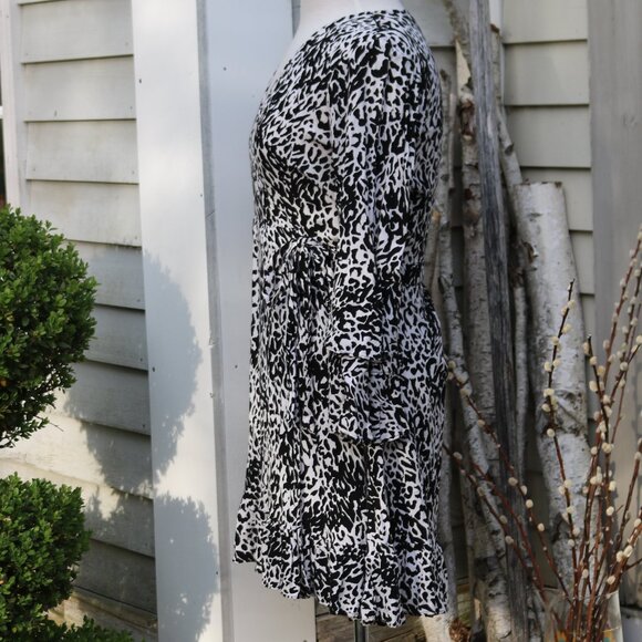 Scoop Black White Animal Print Ruffle Bell Sleeve Rayon Wrap Dress Sz S (4-6) - Picture 5 of 9